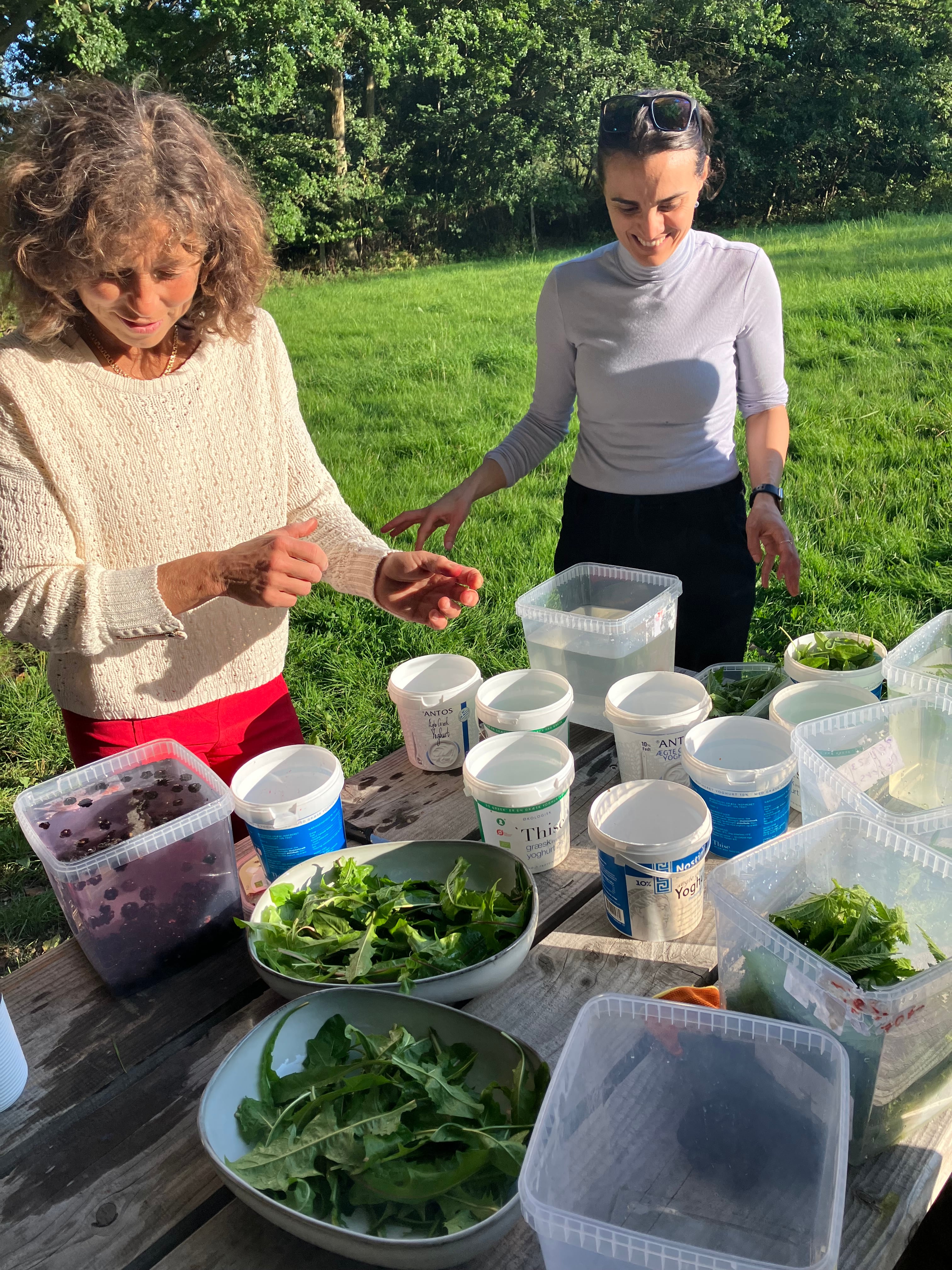 September 2023. ’Smag på årstiden’ er et samarbejde jeg har med Christian Dürr Henriksen fra Toldkammeret i Helsingør. Fire gange om året tager vi ud og sanker af årstidens urter for til sidst at tilberede dem på forskellig vis. Her ses et par deltagere igang med at skylle det det indsamlede. Altid vældig hyggelige ture.