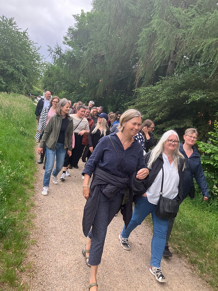 I juni 2024 havde jeg fornøjelsen af at have ca. 40 mennesker fra Fødevarestyrelsen med på en hurtigt sanketur i deres pause fra Konventum. Arrangementet var særligt skruet sammen til dem. Jeg havde på forhånd lavet en masse lækre smagsprøver – bl.a. skovmærkeaperitif, brændenældepesto og skvalderkålstærte. Og tak til Fødevarestyrelsen for, at jeg kun fik ’glade smileys’ ;o)