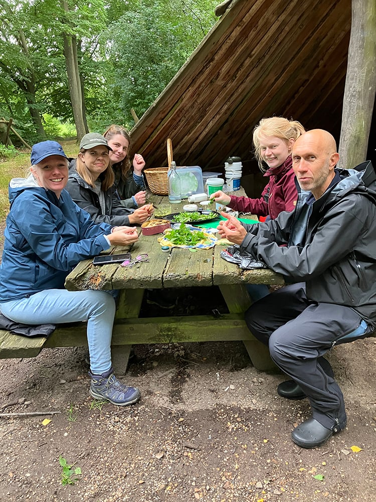 August 2024. Her var Sanketossen heldig at være en af hovedpræmierne i Helsingør Kommunes klimakonkurrence for kommunens folk. Her ses vinderne, der sidder og nyder smagsprøverne af det sankede.