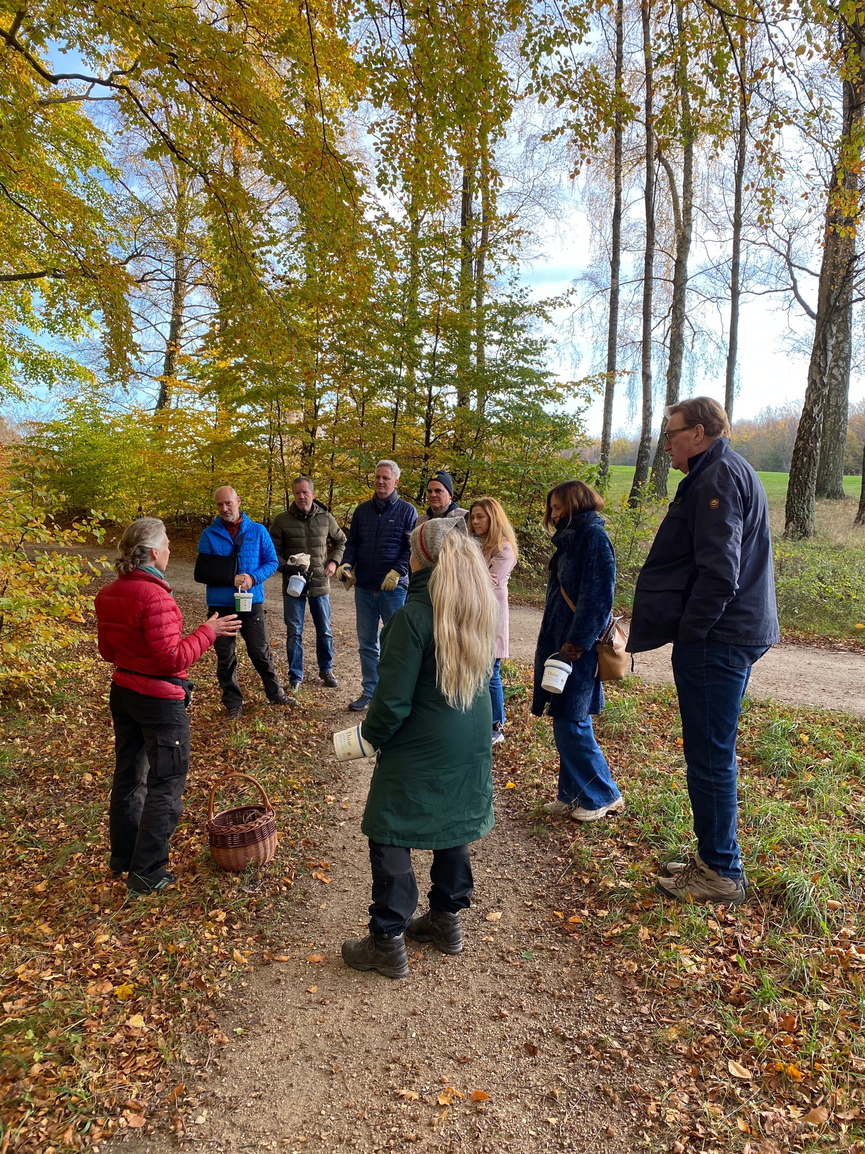 November 2024. Her var jeg så heldig at undervise en lille flok fra min gamle gymnasieklasse – HAG årgang ’83! Det var en fødselsdagsgave til en af herrene, der blev 60. Det sankede blev efterfølgende tryllet om til en lækker fødselsdagsmiddag i mit køkken.