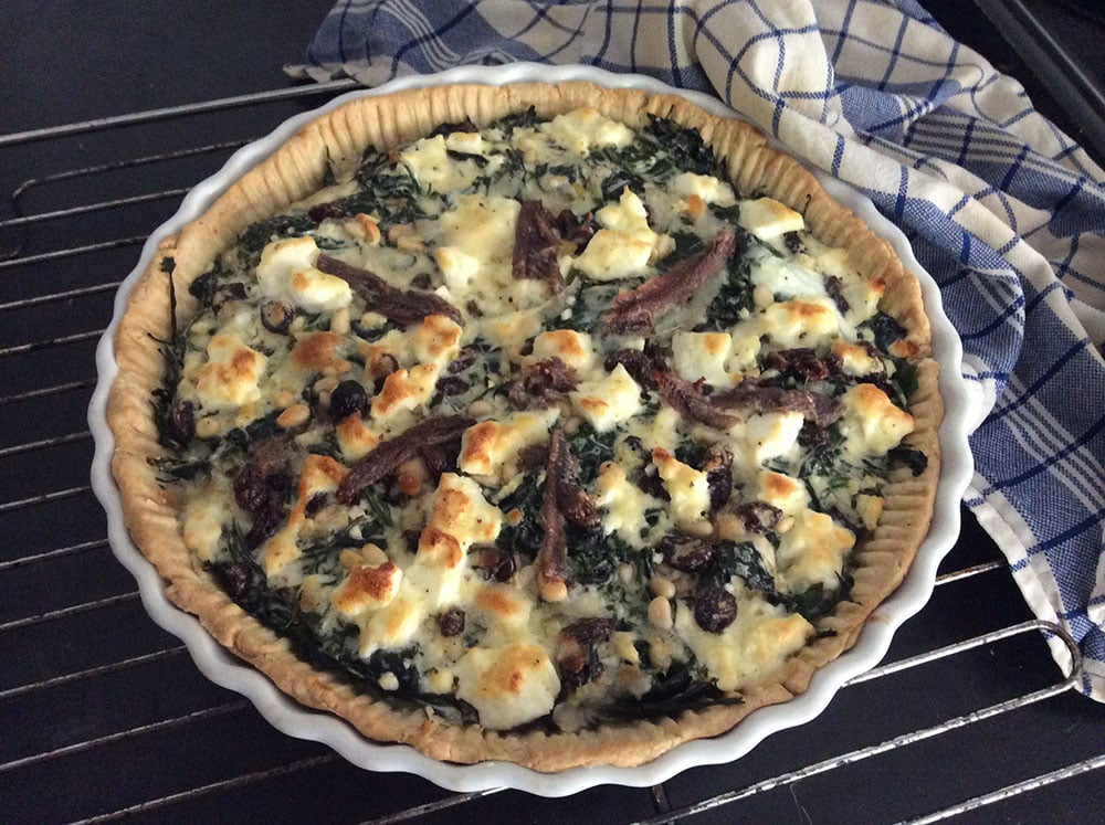Mældetærte med ansjoser, feta og rosiner. Foto: Mette Maulitz