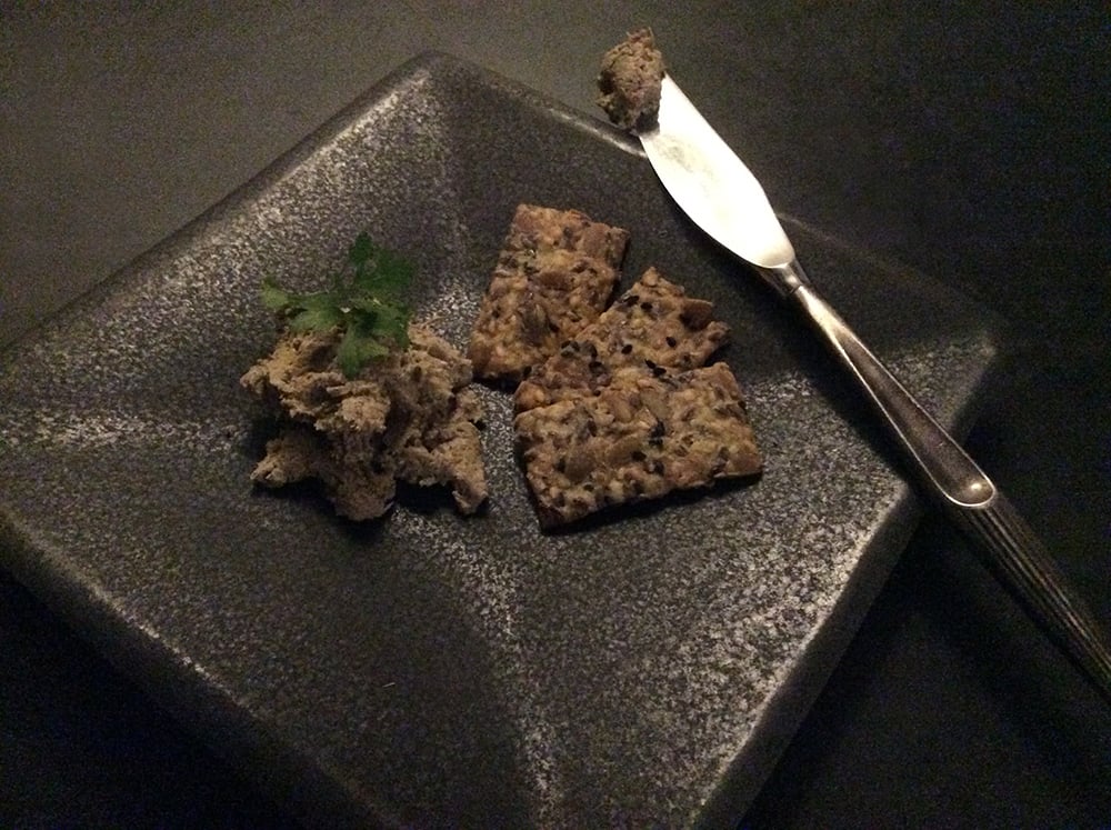 Svampepostej med hjemmelavet knækbrød. Foto Mette Maulitz